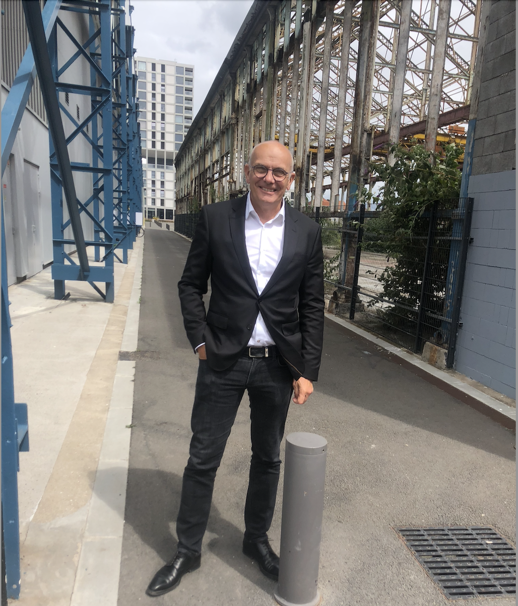Thierry Landron, dirigeant de l'entreprise, devant la halle qui accueillera sa production et ses bureaux à l'horizon 2027